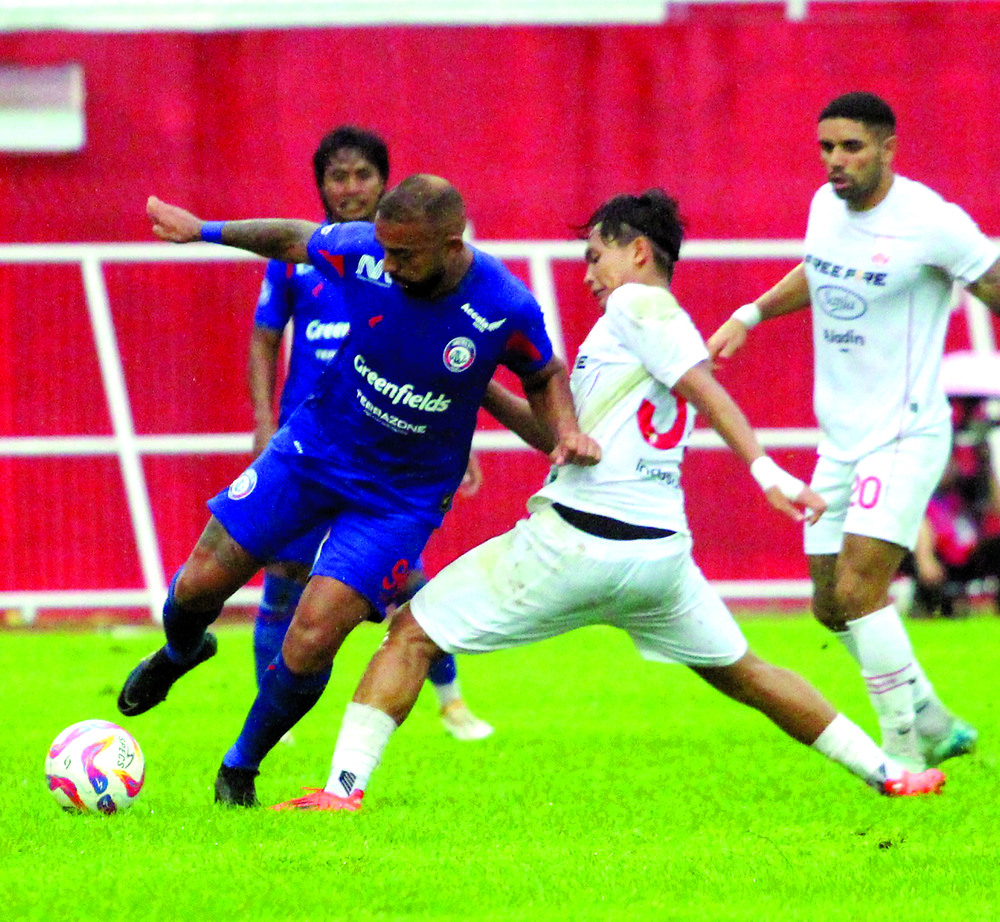 SENGIT: Penyerang Arema FC, Dalberto Luan Bello berjibaku dengan salah satu pemain Persis Solo dalam pertandingan pekan 13 Liga 1 di Stadion Soeprijadi, kemarin (12/12).