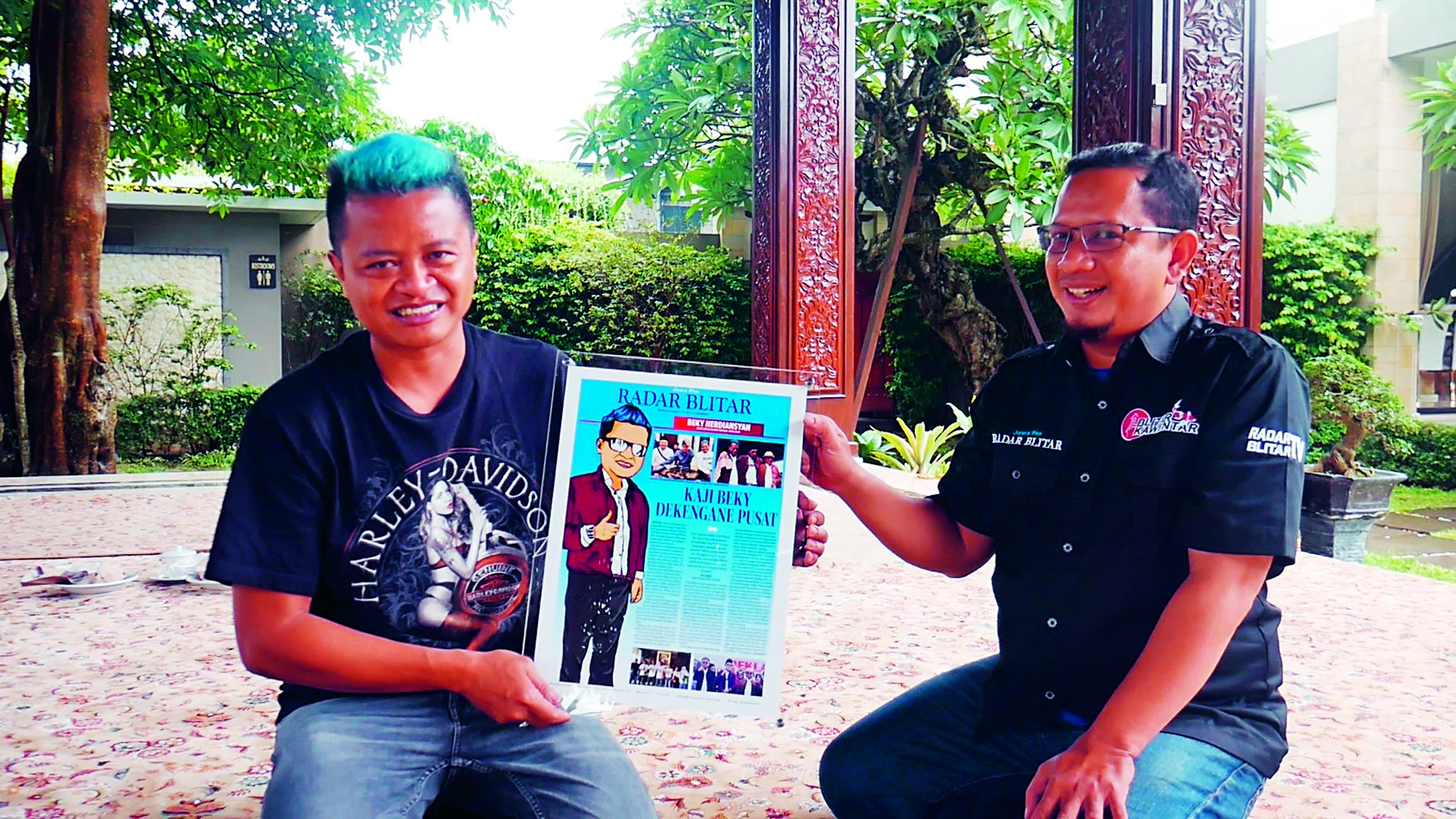 BERSAHABAT: Beki Herdihansah menerima cenderamata dari Kabiro Radar Blitar, Didin Cahya Firmansyah, kemarin (12/12).