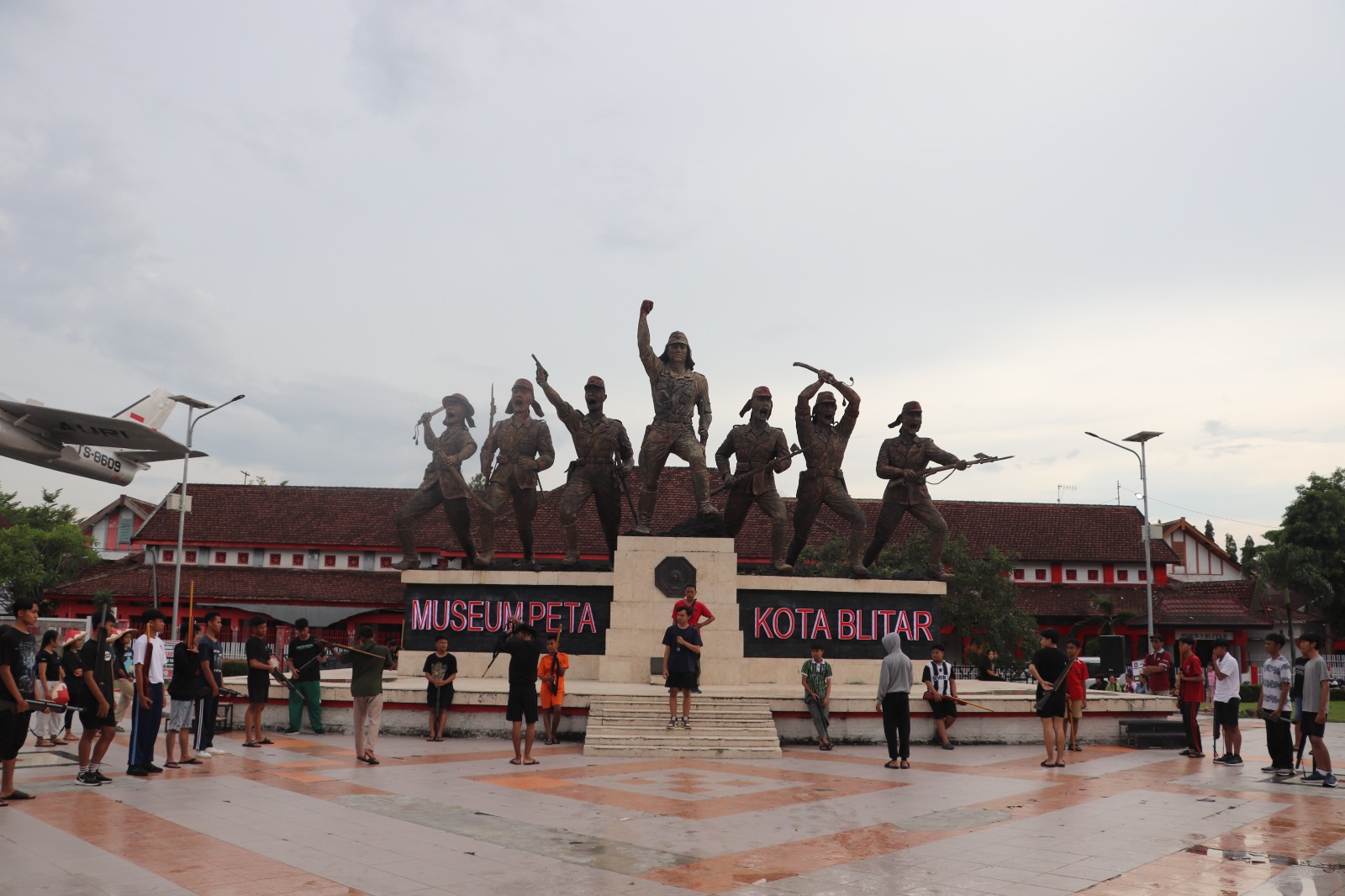 RAMAI: Suasana halaman museum PETA