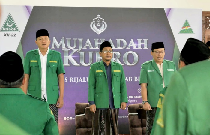 Ketua PC Ansor Kabupaten Blitar, Hermawan (paling kiri) bersama seluruh pengurus melaksanakan Mujahadah Kubro di Ponpes Maftachul Ulum, Minggu(15/12).