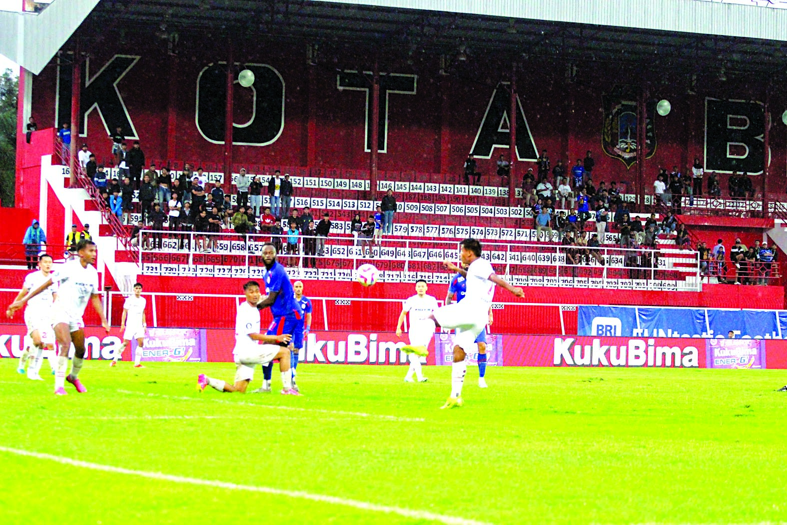 BIKIN RICUH: Beberapa suporter sempat diamankan polisi usai terlibat kericuhan saat laga Arema FC versus Persis Solo di Stadion Soeprijadi Kota Blitar, Kamis (12/12) lalu.