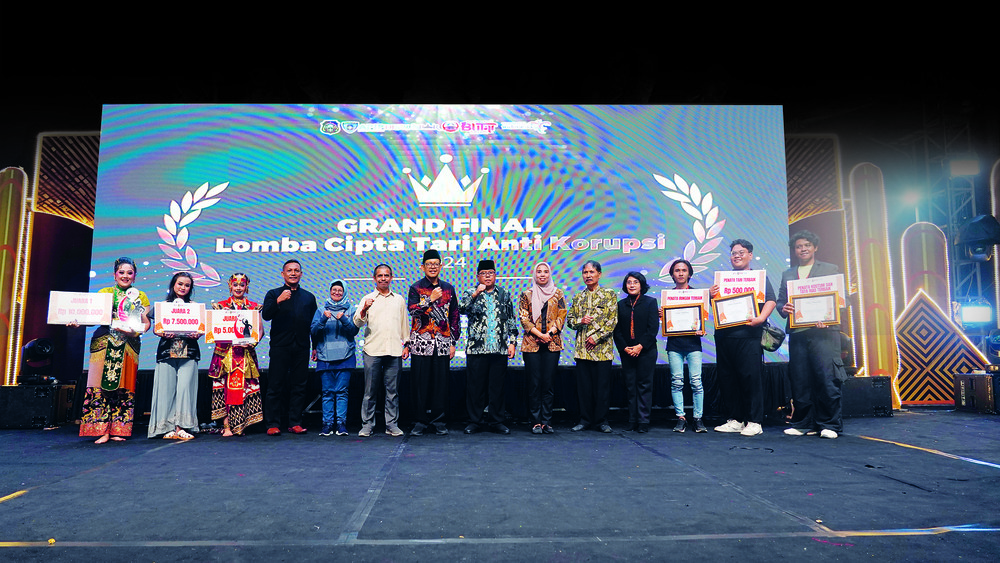 KOMPAK: Wali Kota Santoso dan jajaran pejabat beserta para pemenang lomba berfoto bersama usai menerima hadiah, Sabtu (14/12).