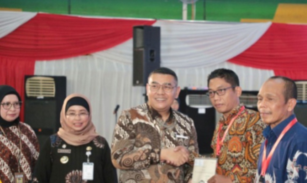 Dua warga asal Kabupaten Batang, Jawa Tengah yang pada Kamis (12/12/2024) baru saja menerima Sertipikat Elektronik dari Wakil Menteri (Wamen) ATR/Wakil Kepala (Waka) BPN, Ossy Dermawan