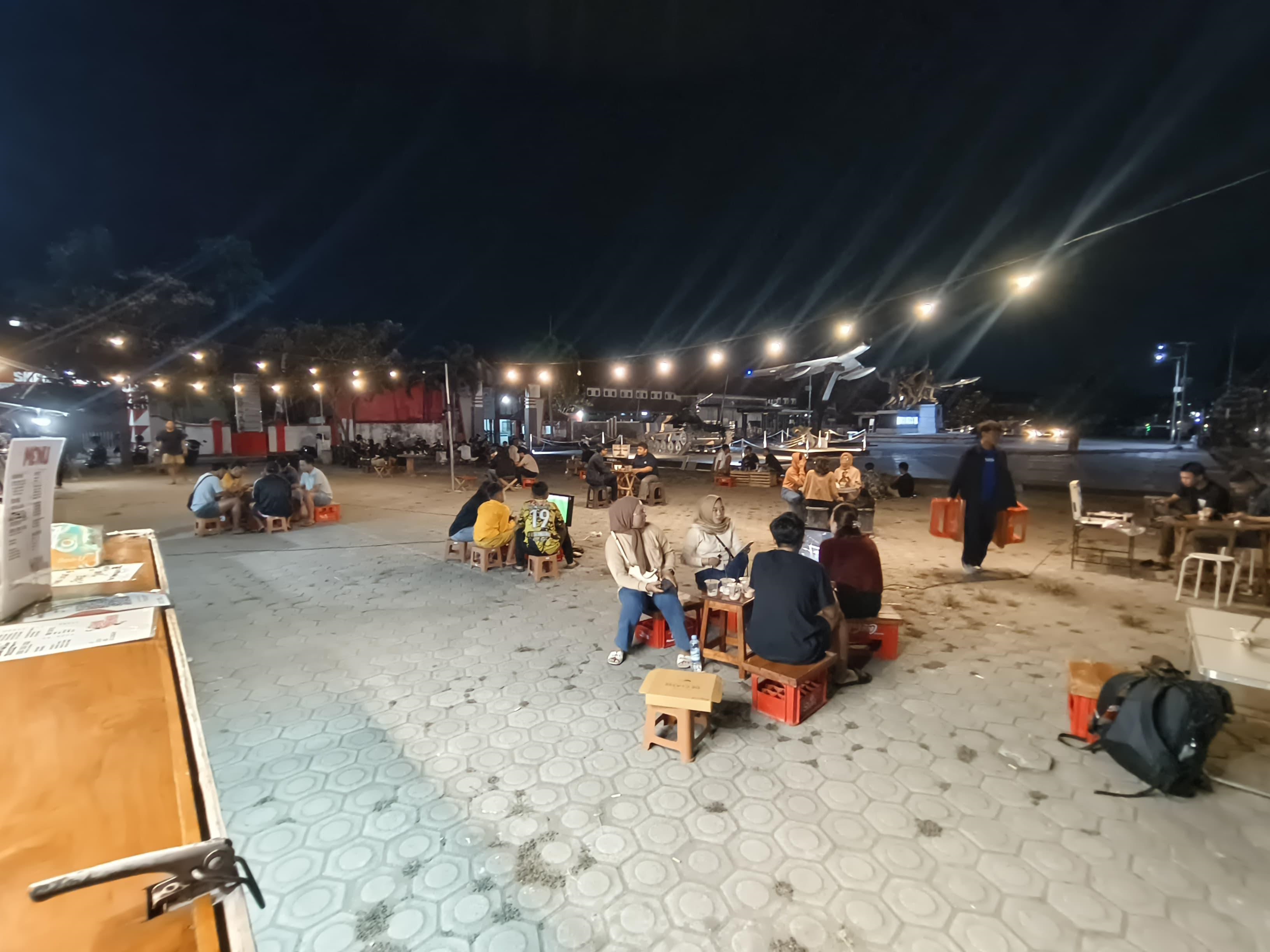 NGOPI: Para pengunjung tampak menikmati sajian kopi didukung suasana yang nyaman.