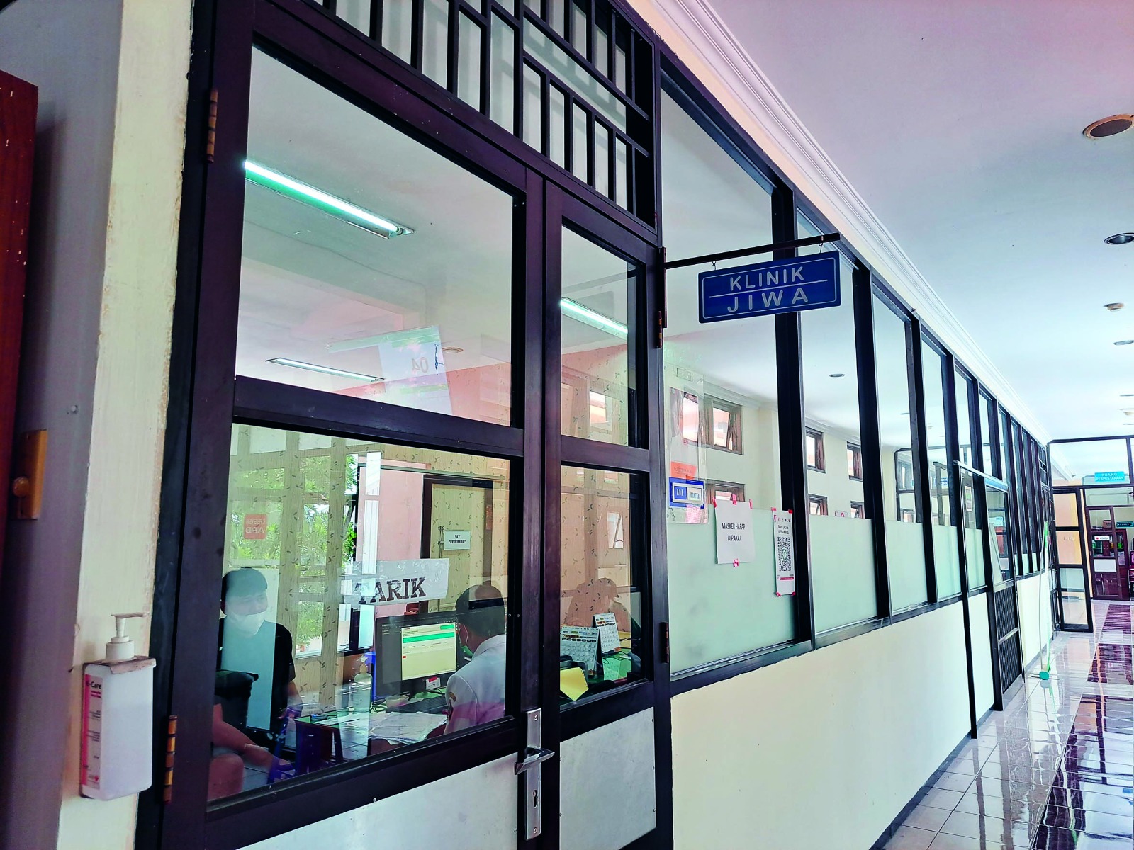 BERSIH: Warga sedang mendapatkan layanan di Klinik Jiwa RSUD Ngudi Waluyo Wlingi.