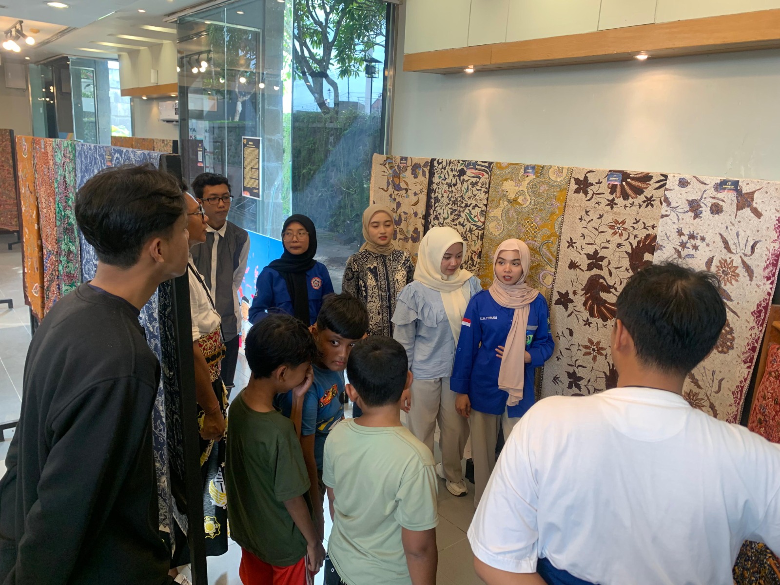 WARISAN BUDAYA: Pengunjung sedang melihat pameran Batik Blakasuta di Ruang Anak Perpustakaan Bung Karno, pada Sabtu (14/12) lalu.