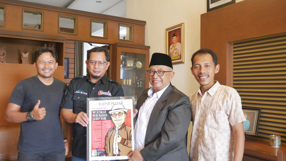 KOMUNIKATIF: Bupati Blitar Terpilih Rijanto menerima kujungan Kabiro Radar Blitar Didin Cahya F dengan tim di kediamannya(16/12).
