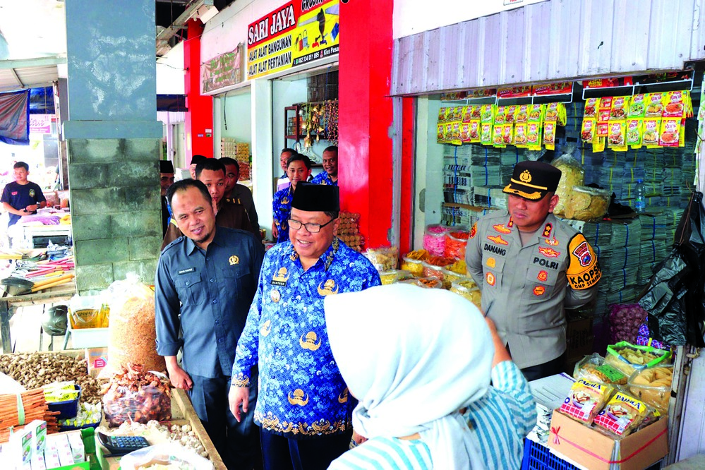 RESPONSIF: Wali Kota Santoso bersama Kapolres Blitar Kota AKBP Danang Setiyo PS mengecek harga dan ketersediaan sembako di beberapa pusat belanja di Kota Blitar.