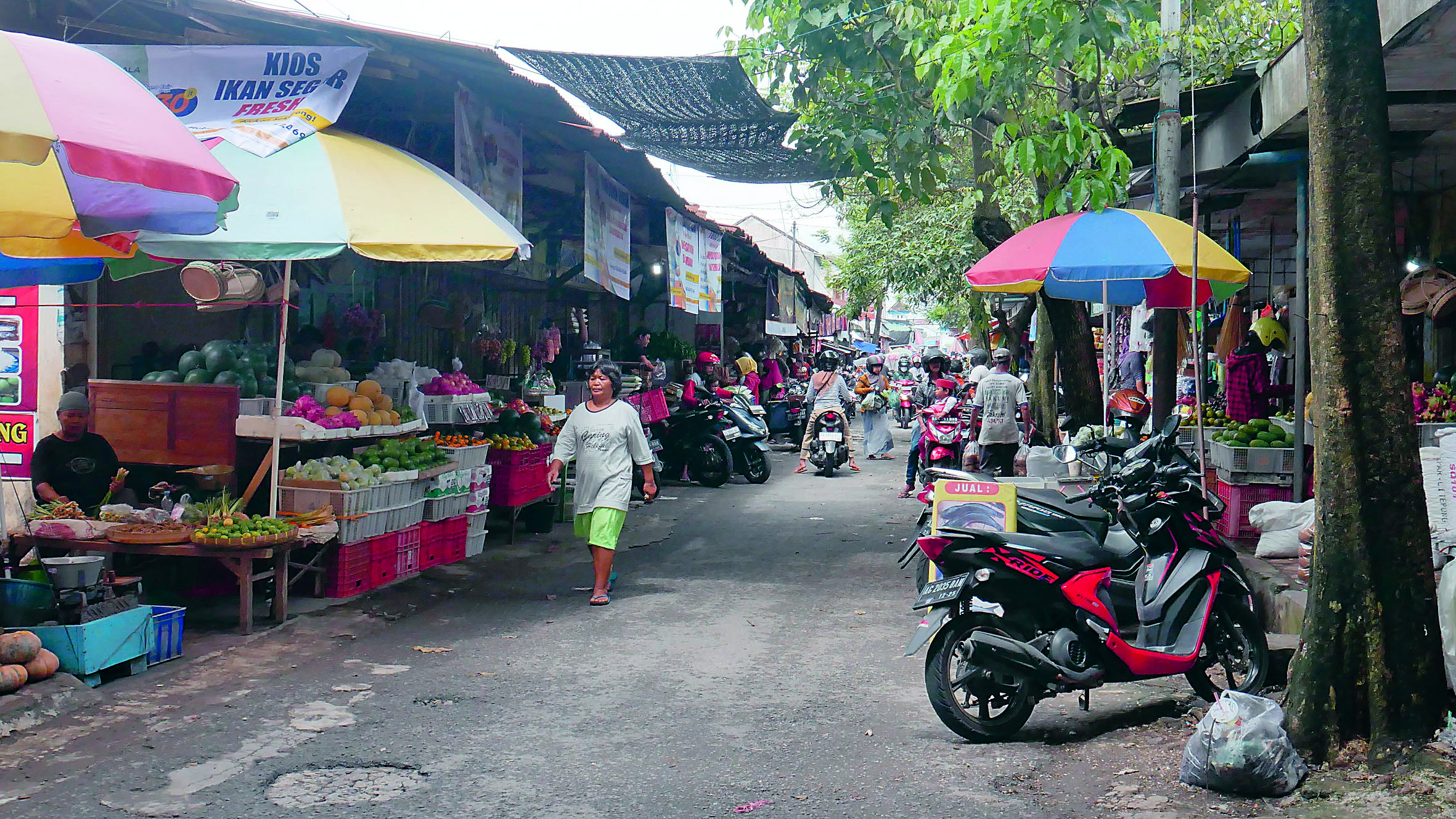 TRANSAKSI: Pedagang dan pembeli berinteraksi di Pasar Wlingi. Pasar ini memiliki kontribusi terbesar untuk pendapatan daerah.