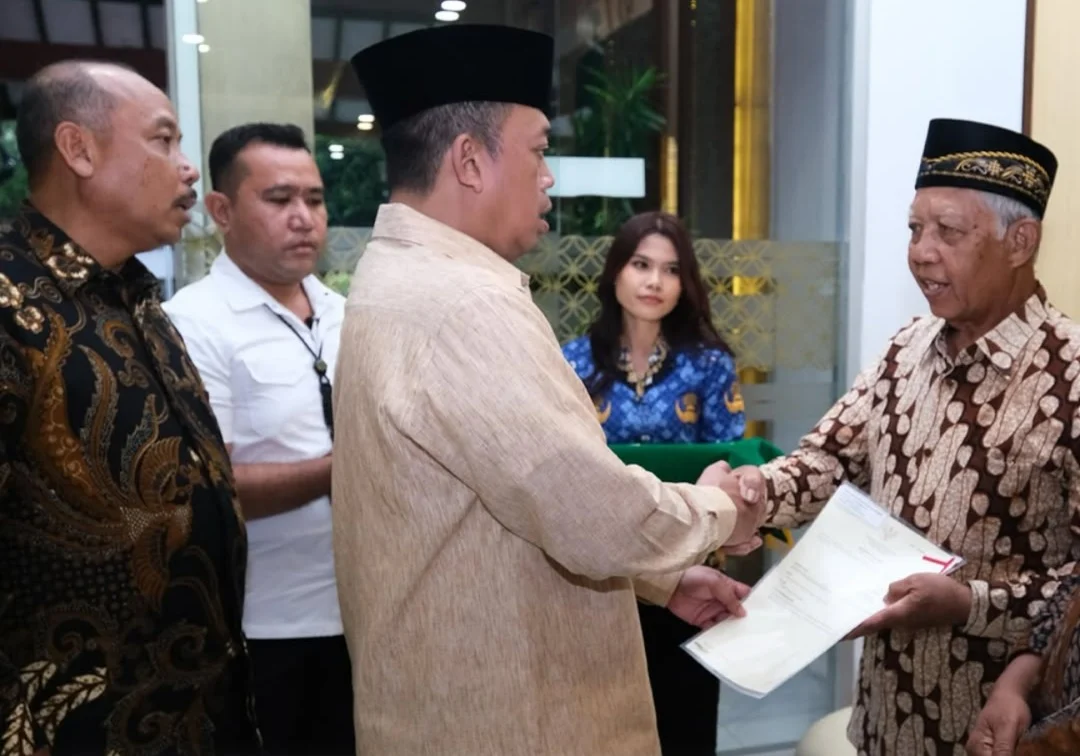Menteri (ATR/BPN), Nusron Wahid  ketika menyerahkan sertipikat tanah wakaf di Kantor Wilayah (Kanwil) BPN Provinsi DI Yogyakarta, Selasa 17 Desember 2024).