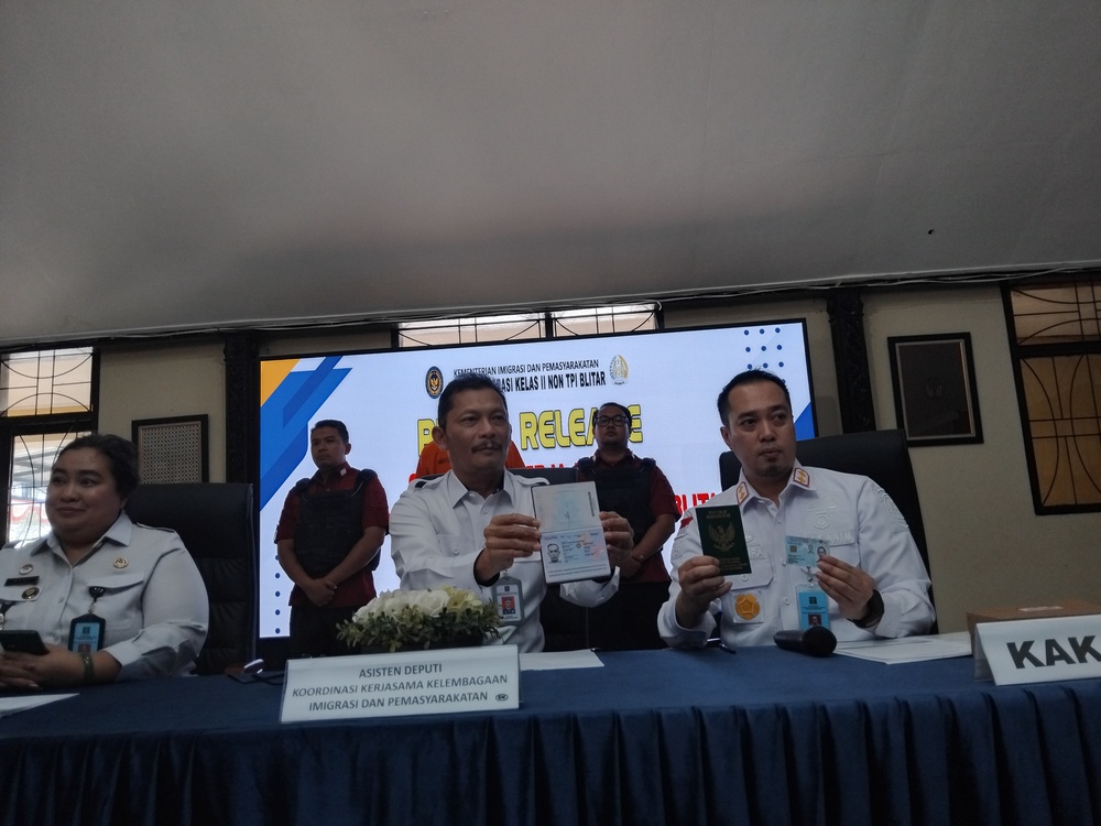 Petugas Imigrasi menunjukkan barang bukti paspor dan identitas WNA Malaysia yang mengalami over stay di Kantor Imigrasi Blitar, Rabu (18/12/2024).