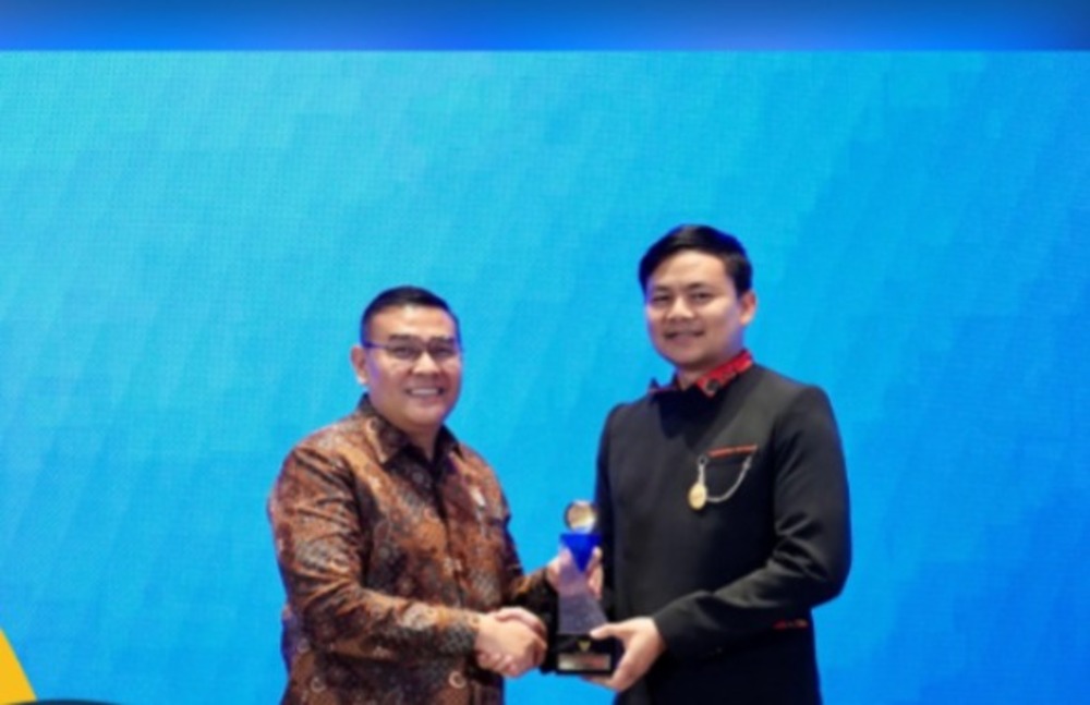 Wakil Menteri ATR/Wakil Kepala BPN, Ossy Dermawan dari Wakil Ketua Komisi Informasi Pusat (KIP), Arya Sandhiyudha pada Malam Anugerah Keterbukaan Informasi Publik di Movenpick Jakarta City Hotel