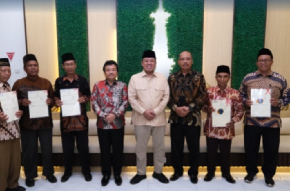Nusron Wahid menyerahkan sertipikat tanah wakaf di Kantor Wilayah (Kanwil) BPN Provinsi D. I. Yogyakarta, Selasa (17/12/2024).