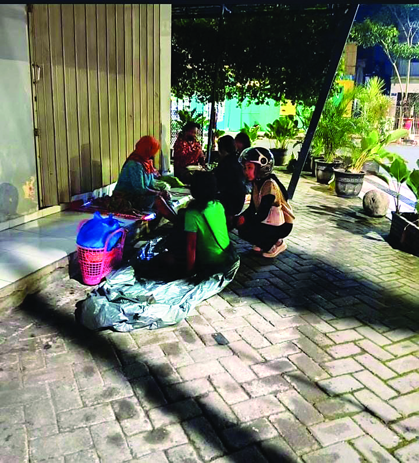 PEDULI SESAMA: Komunitas Ketimbang Ngemis Blitar memborong barang PKL di Kota Blitar.