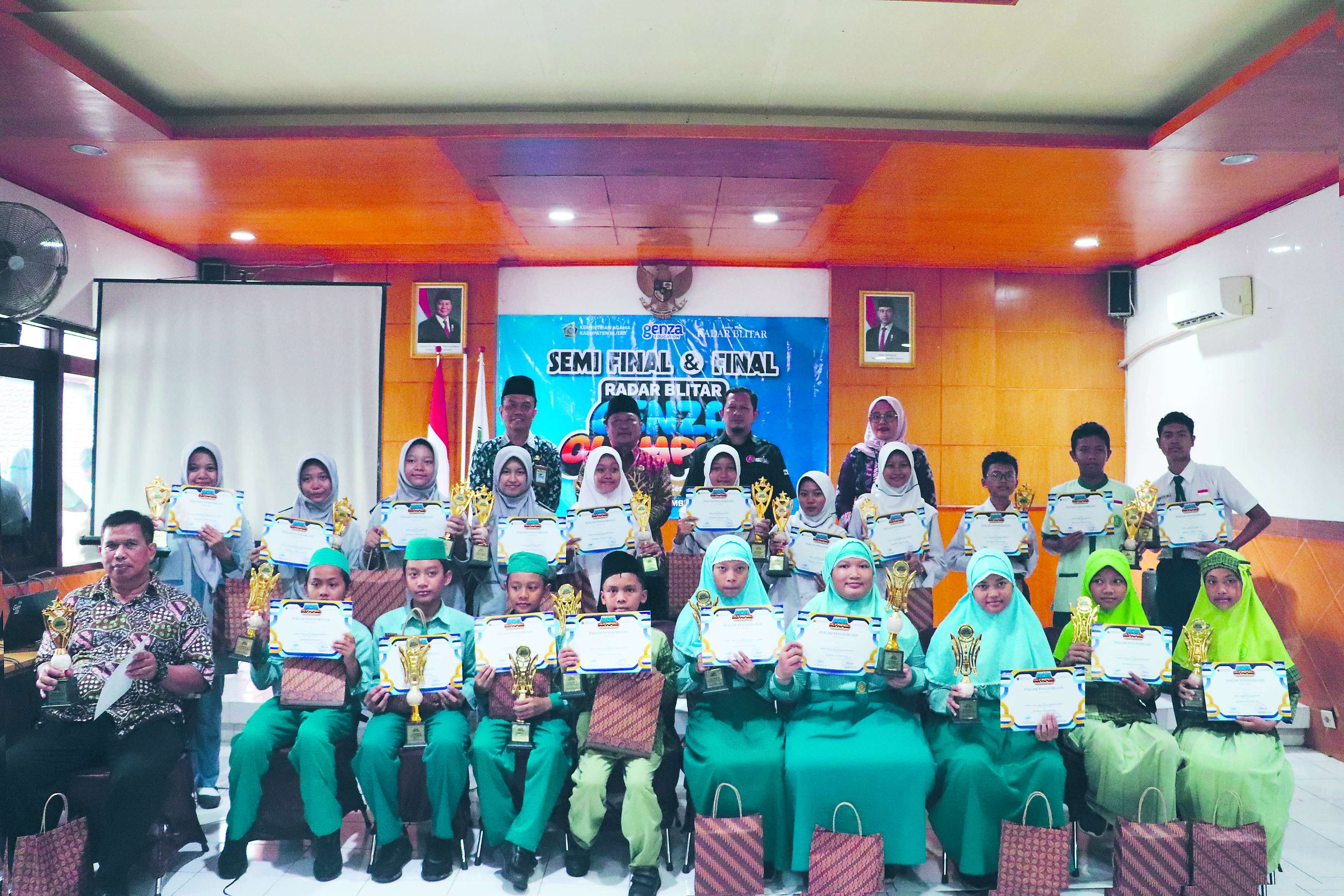 SELAMAT: Para pemenang Radar Blitar Genza Olympiad tingkat MI dan MTs foto bersama usai penyerahan piala dan piagam penghargaan