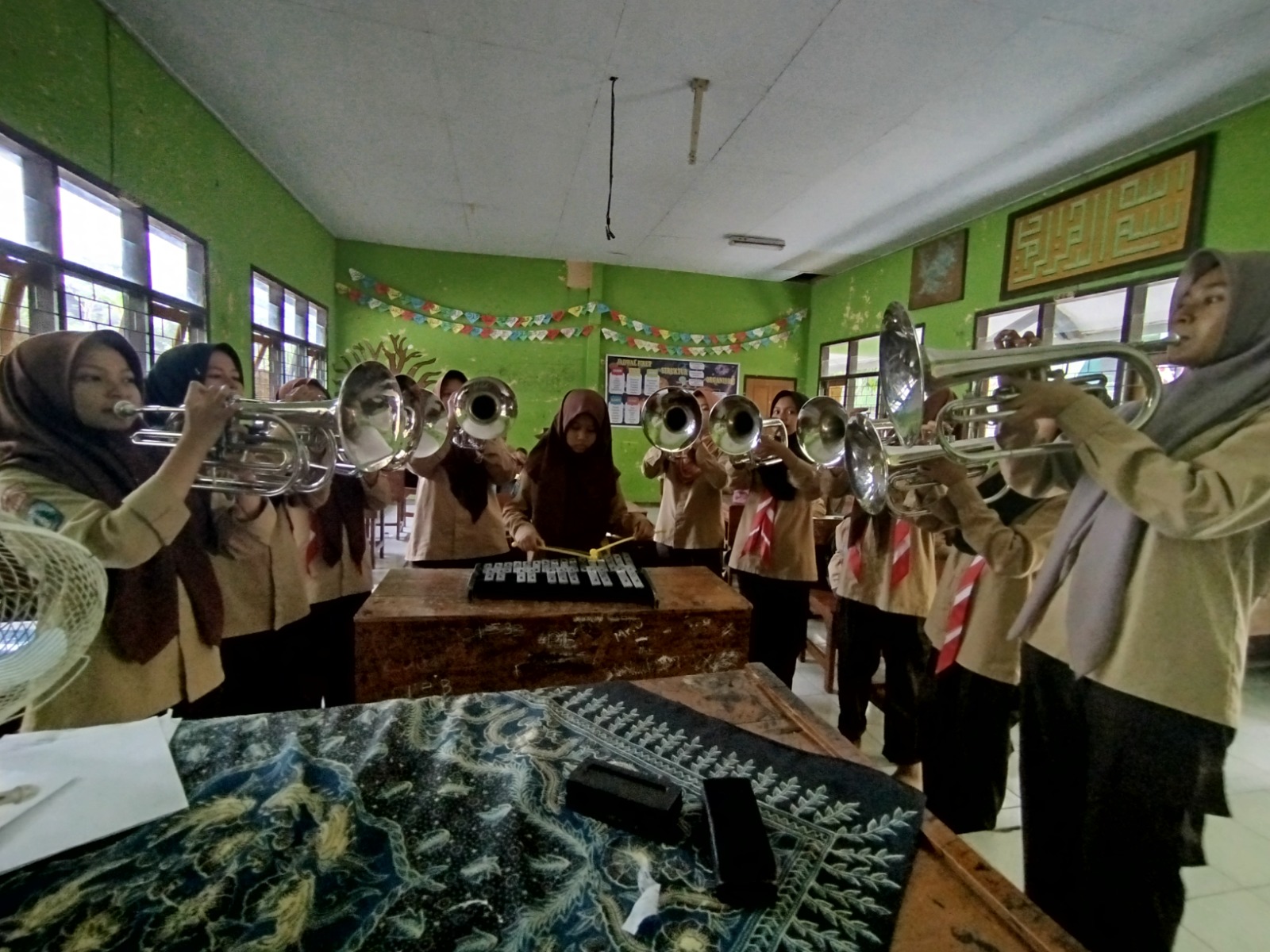 RUTIN: Latihan rutin drumband Kafilah Gema Buana di MTsN 5 Blitar, berlangsung setiap Jumat.