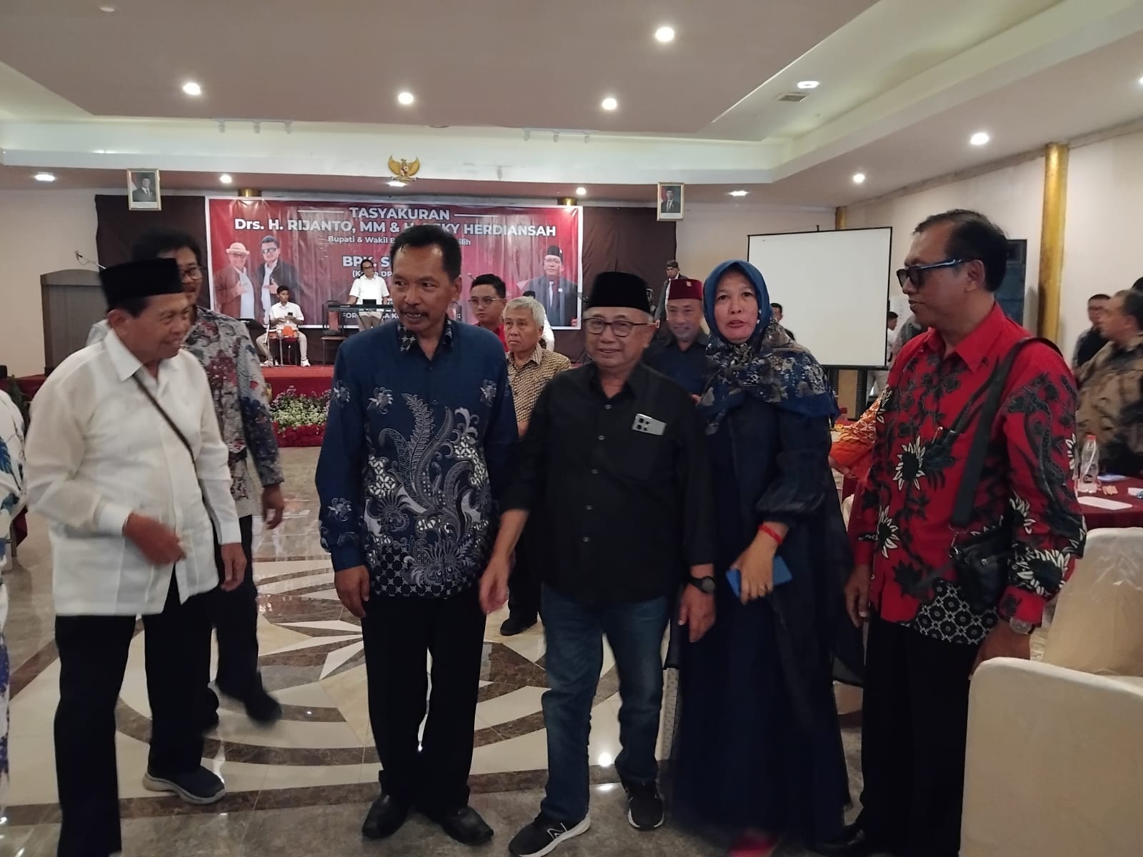 Bupati Blitar terpilih Rijanto bersama para penyedia jasa kontruksi Blitar usai tasyakuran kemenangan di Kanigoro, Jumat (20/12/2024)