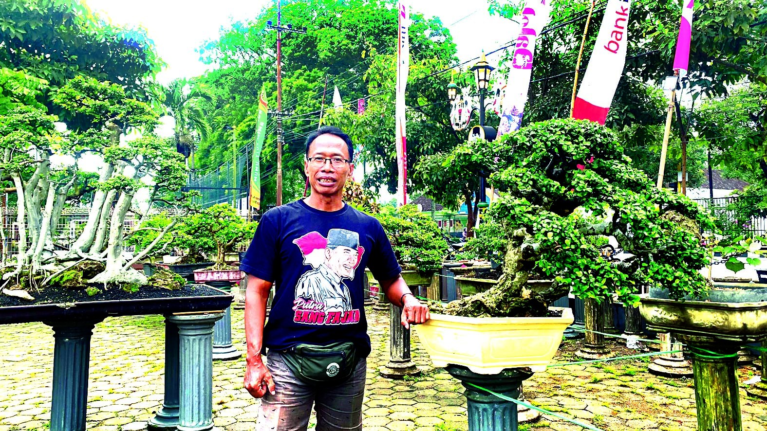 GELUTI HOBI: Sony Winarta dalam pameran bonsai yang digelar di sisi barat Taman Plaza Museum Peta beberapa waktu lalu.