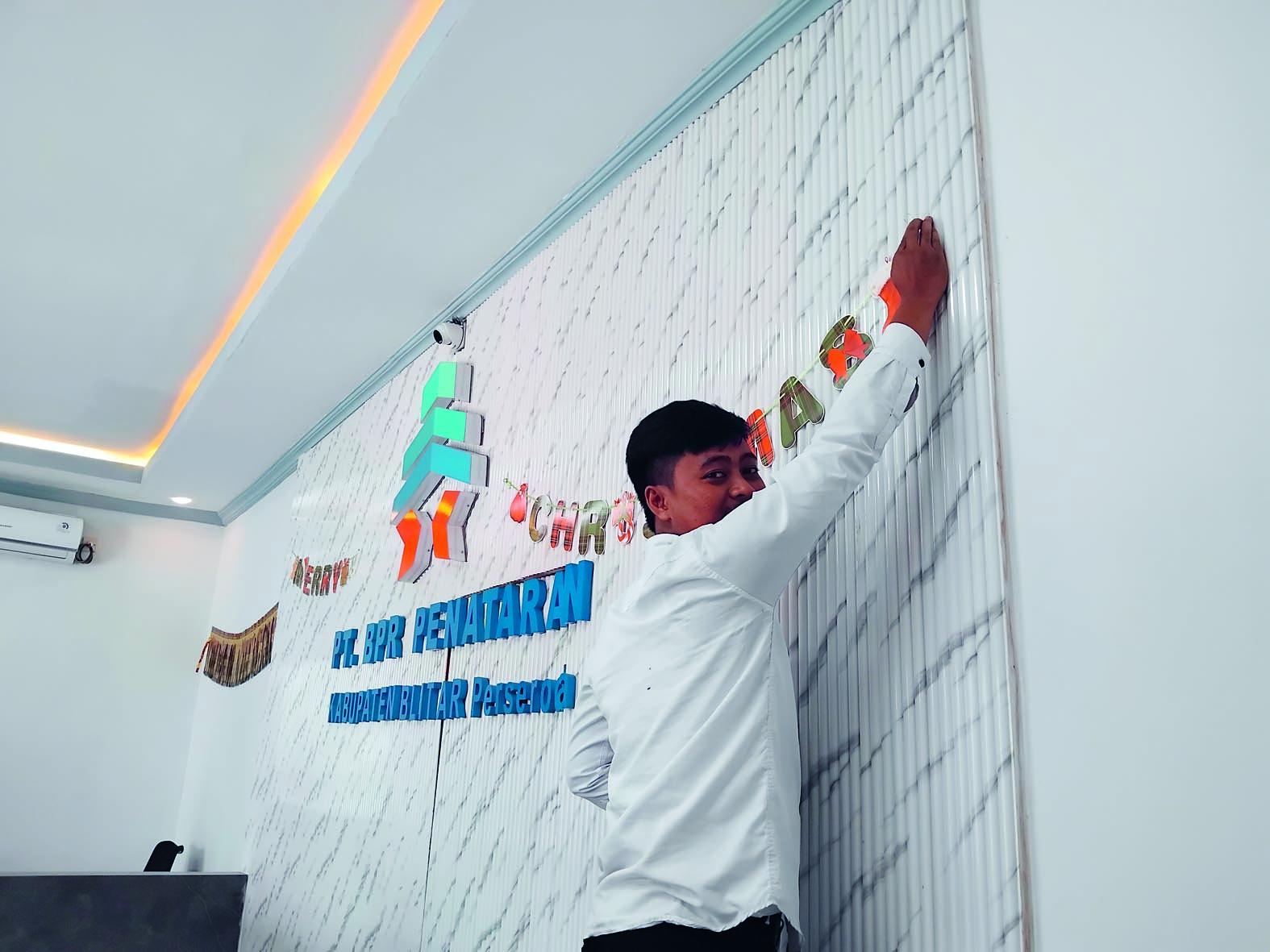 BERSOLEK: Pegawai BPR Penataran Kabupaten Blitar Perseroda memasang hiasan jelang Natal dan Tahun Baru.