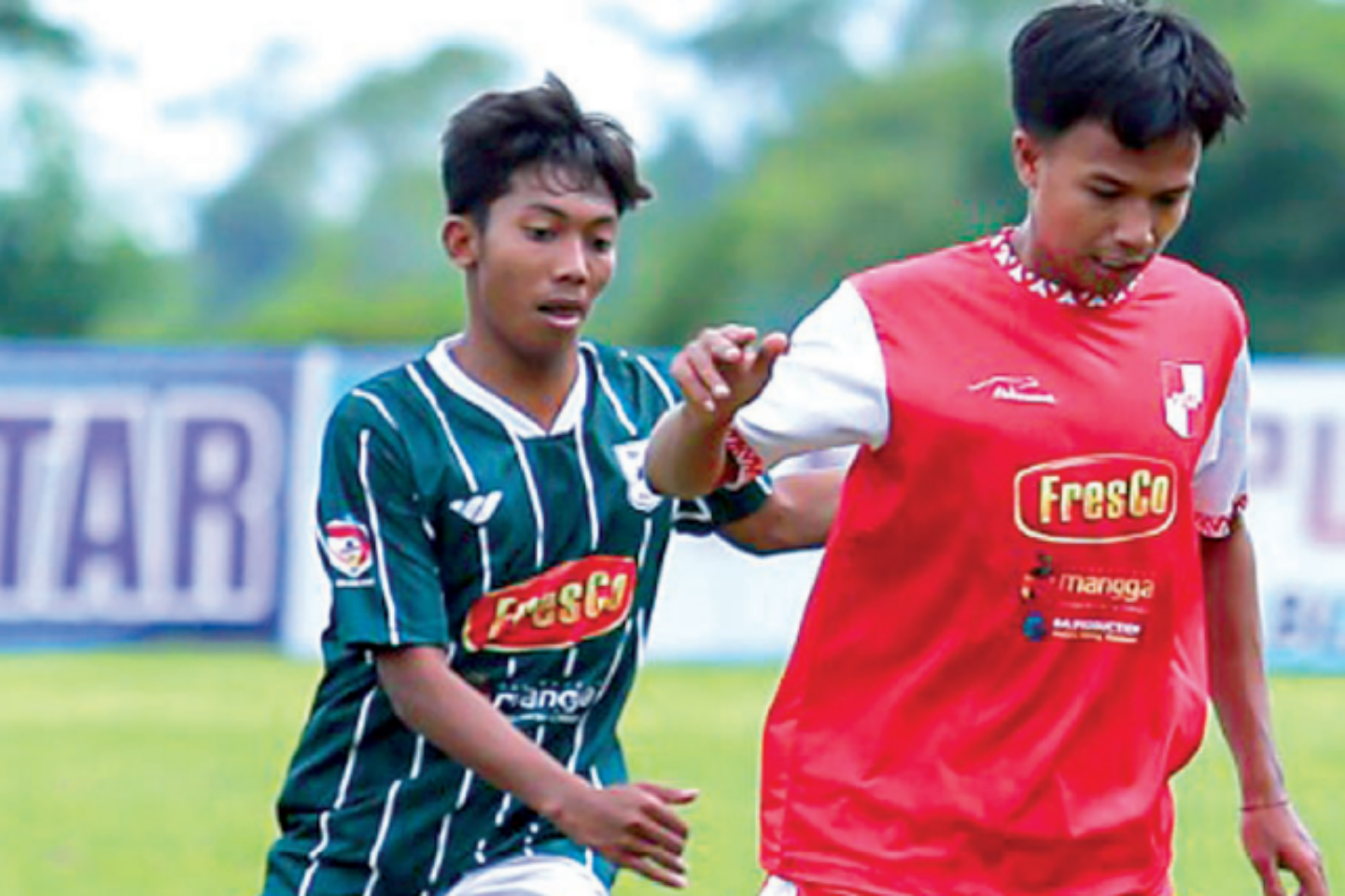 HARUS BERBENAH: Pemain PSBI Blitar menggiring bola saat berkompetisi di Liga 3 tahun 2023, dengan sponsor PT Harta Mulya.