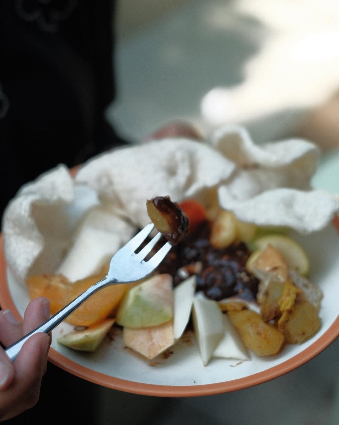 NIKMAT: Tampak tampilan rujak tolet yang miliki rasa khas.