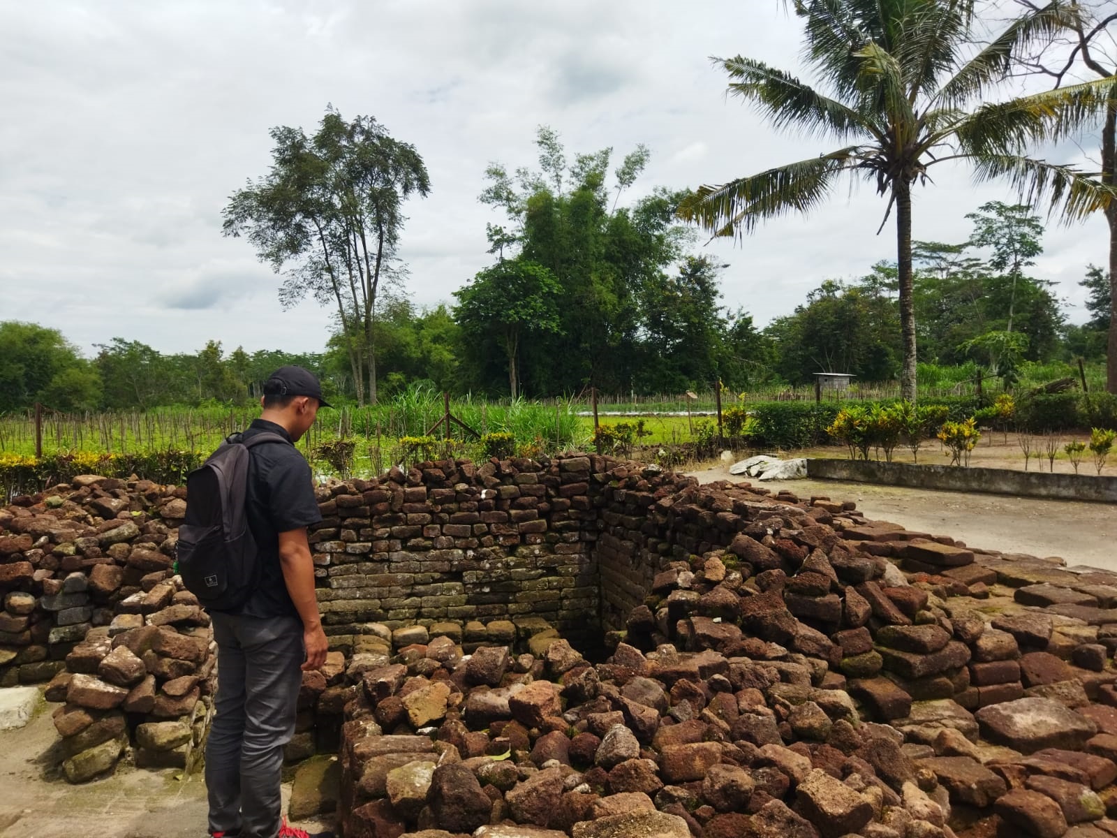 BERSEJARAH: Candi Sumbernanas yang berada di tengah persawahan Desa Rejoso, Kecamatan Ponggok.