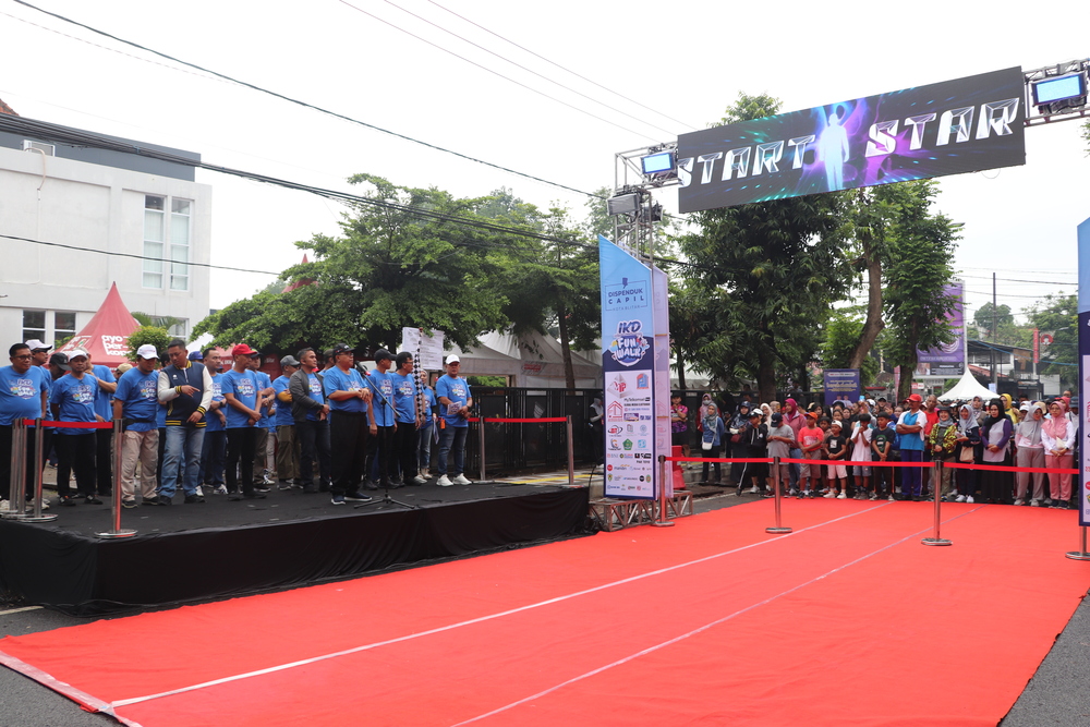 SERU: Wali Kota Blitar Santoso didampingi jajaran Forkopimda membuka acara sekaligus memberangkatkan peserta IKD Fun Walk