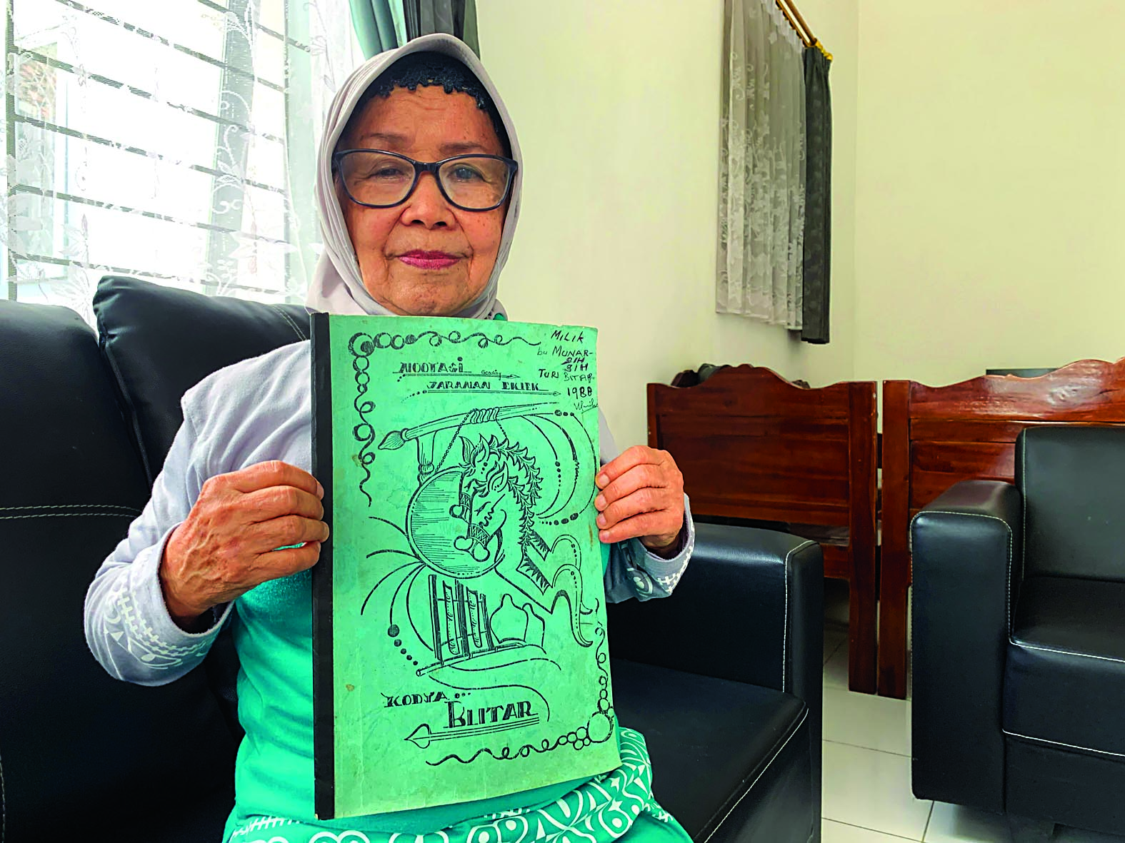 BERJIWA SENI TINGGI: Munarsih menunjukkan buku cetakan notasi Jaranan Eklek sebagai materi lomba tari pertama pada 1988 silam.