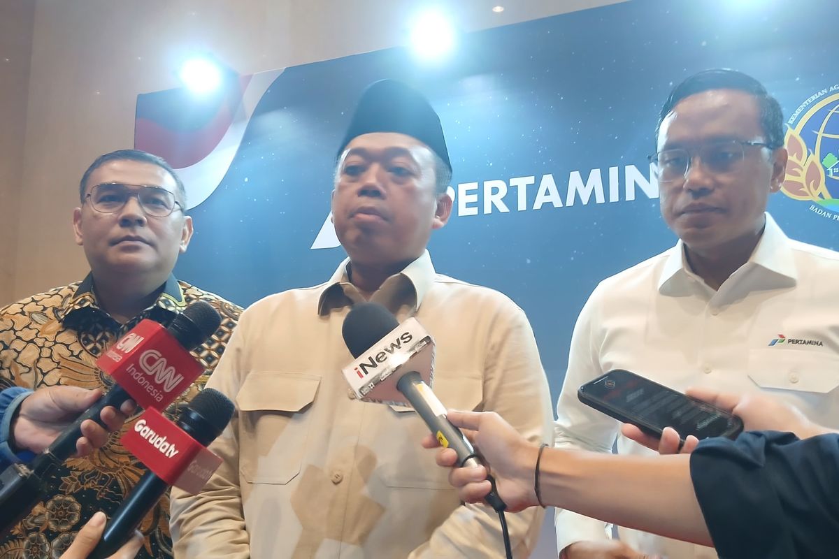 Menteri Agraria dan Tata Ruang/Kepala Badan Pertanahan Nasional (ATR/BPN) Nusron Wahid menyerahkan sertifikat tanah untuk PT Pertamina (Persero).