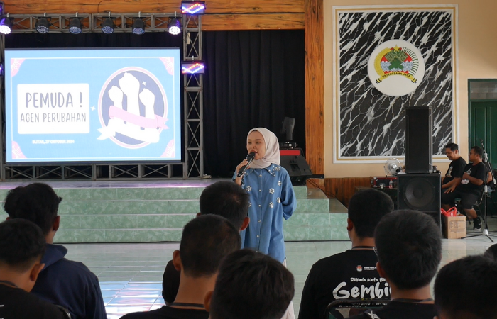 Dosen UNISBA, Putri Cinta Mei saat memberikan materi tentang pemuda agen perubahan.
