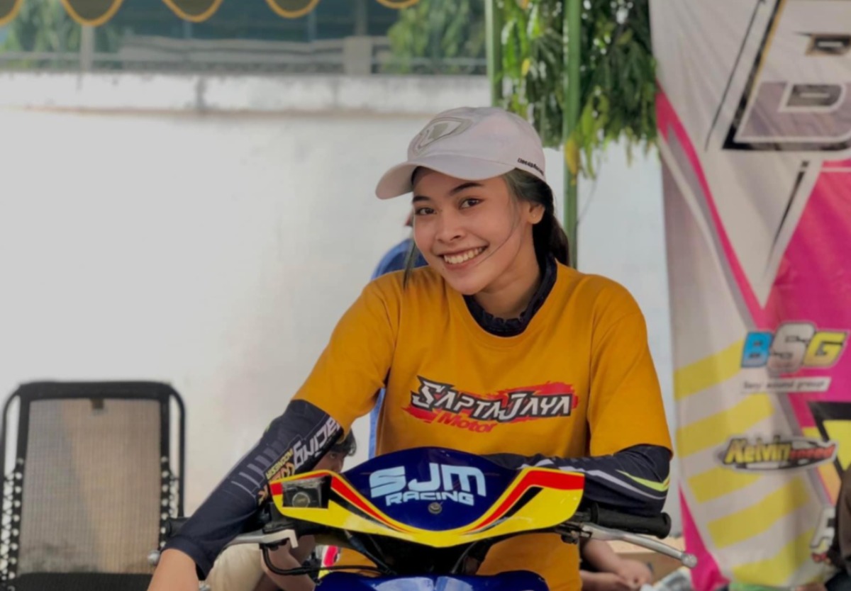 LANGKA : Fera Amanda Feronika, perempuan warga Kelurahan Kamulan Kecamatan Talun yang sukses menjadi pebalap motor