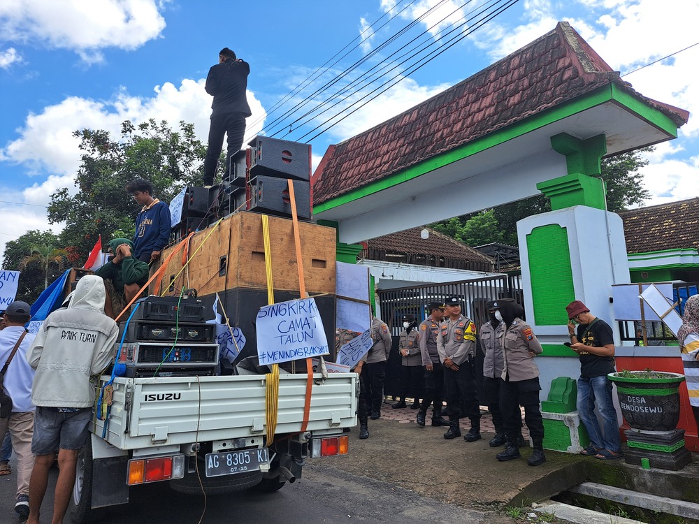 MENOLAK: Puluhan warga saat aksi menolak hasil seleksi perangkat di depan kantor Desa Bendosewu, Kecamatan Talun (23/12).