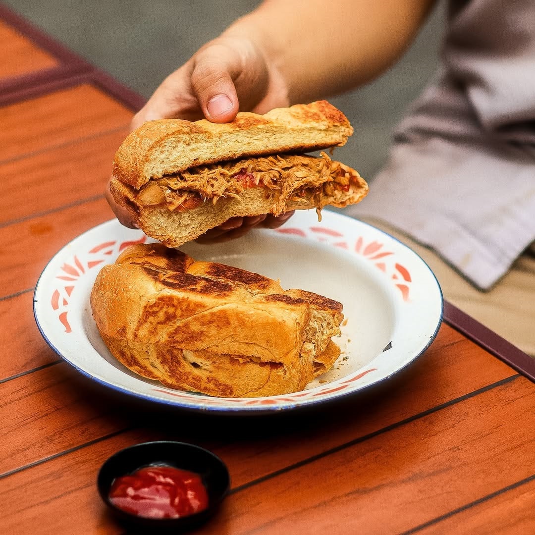 NIKMAT: Roti isi ayam jamur menjadi sajian andalan di Koneksi Kopi, untuk memanjakan pelanggan setia.