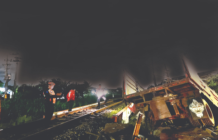 NAHAS: Kecelakaan melibatkan kereta api (KA) dengan truk gandeng terjadi di perlintasan sebidang Jalan Tanjung, Kelurahan Pakunden, Kecamatan Sukorejo, Kota Blitar,  Selasa (24/12/2024).