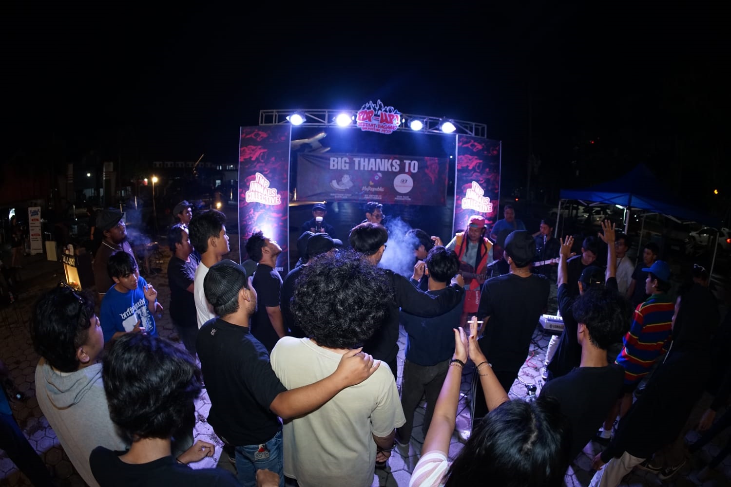 ANTUSIAS: Para pengunjung menikmati event yang rutin digelar oleh TMP Animals Collective beberapa waktu lalu.