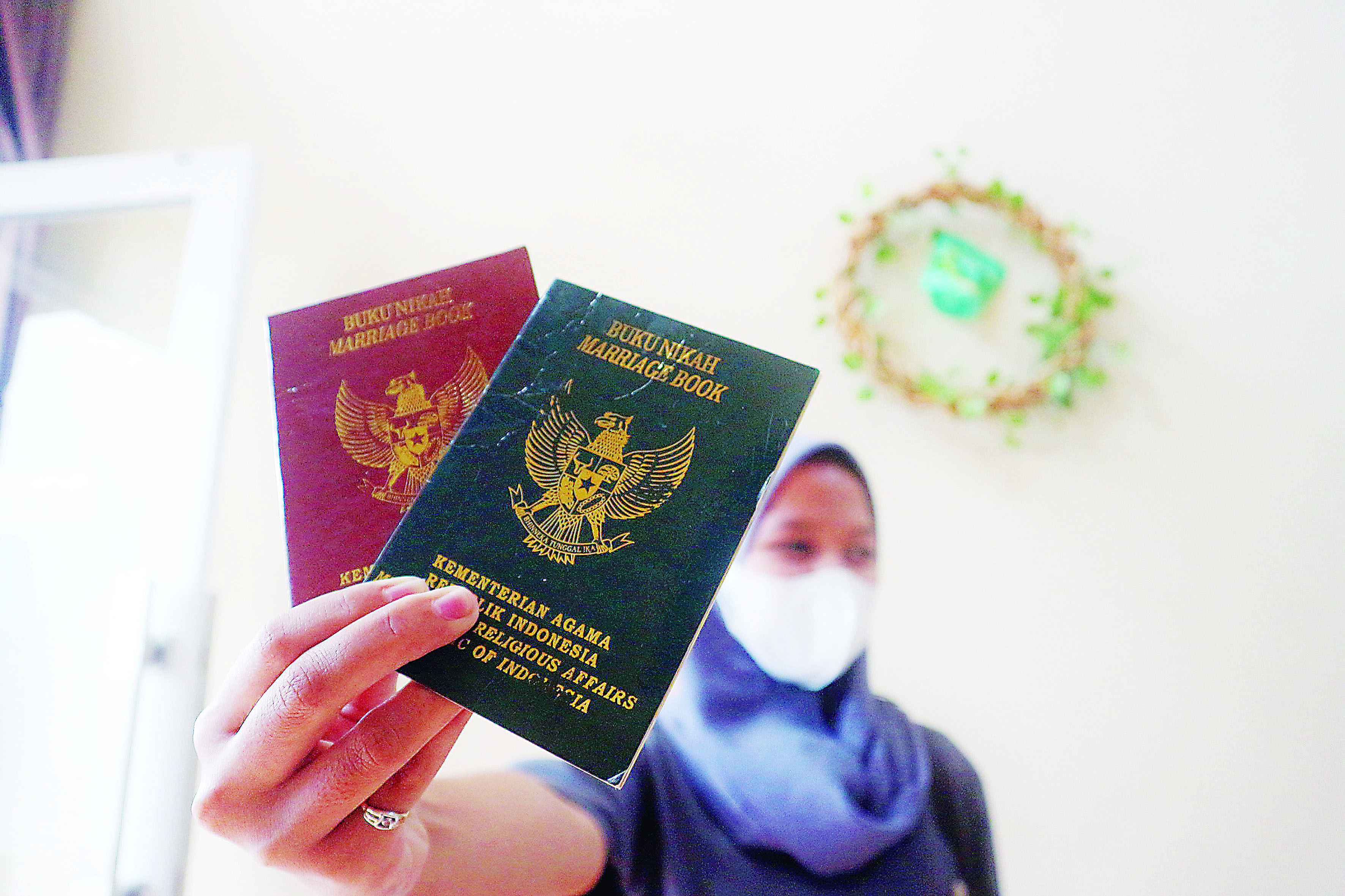 HIDUP BARU: Warga menunjukkan  buku nikahnya. Puluhan remaja  di Kota Blitar mengajukan  dispensasi nikah&nbsp;tahun&nbsp;ini.