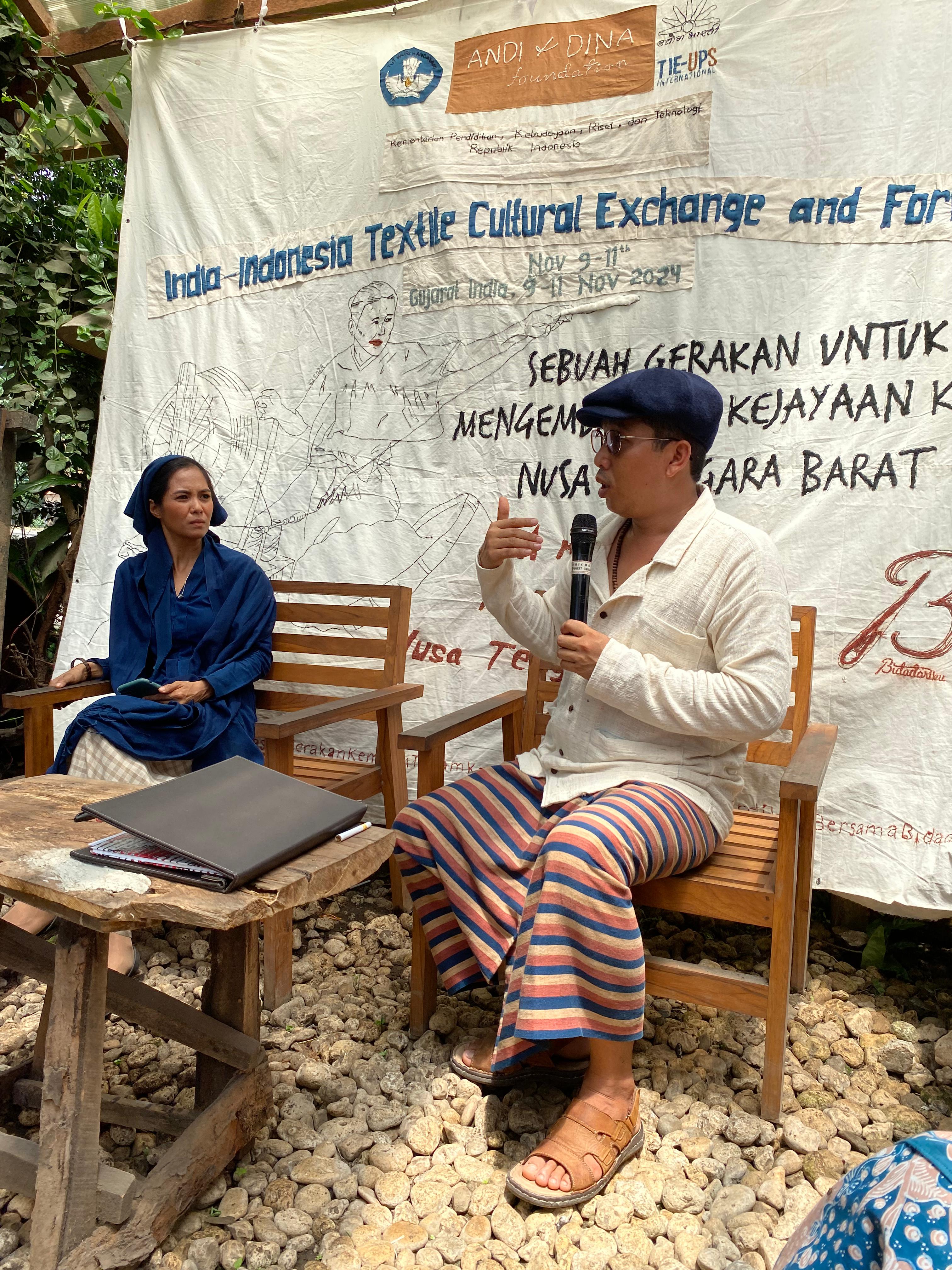 Lalu Hilman Afriandi (kanan) dan Dina Faisal (kiri) memaparkan materi hasil pertukaran budaya