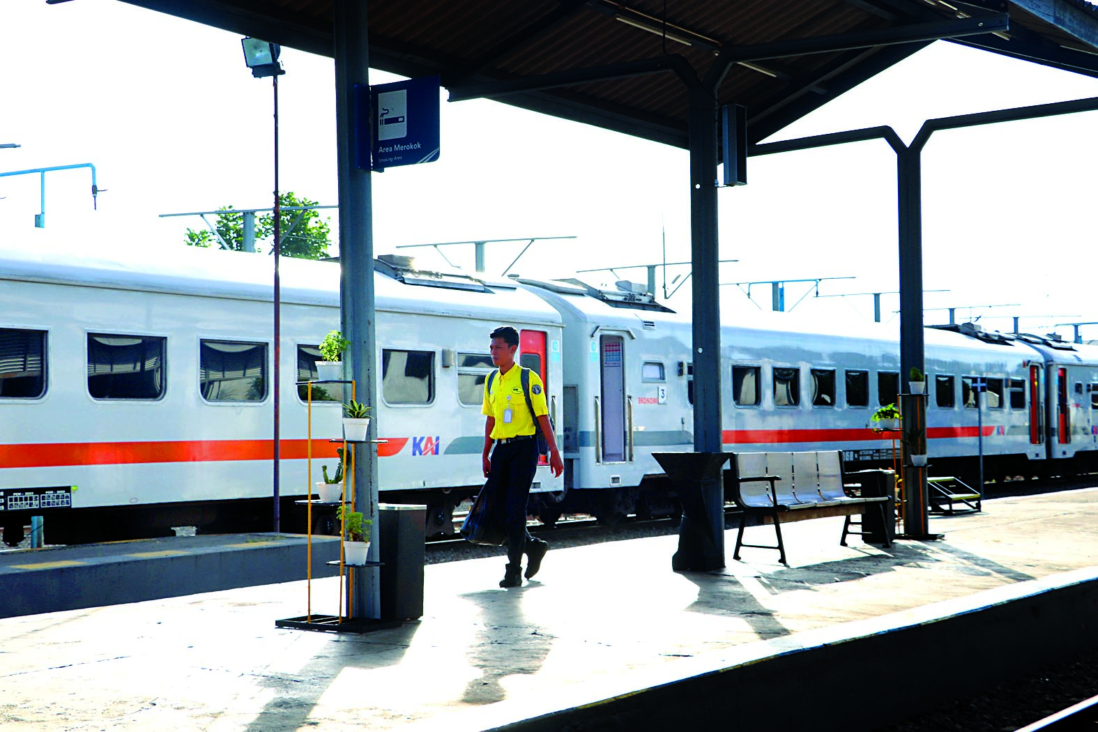 ANDALAN: Moda kereta api jadi transportasi paling ramai saat momentum Nataru tahun ini.
