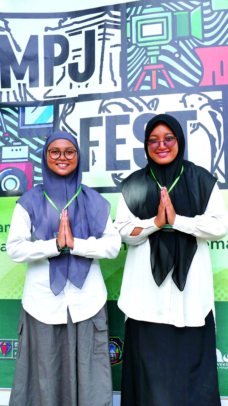 KREATIF : Nafisa Putri Salsabila (kanan) santri Pondok Pesantren  Mambaul Hikam, Sidoarjo menjadi pemenang film terbaik di ajang Festival Media Pondok Jatim 2024.