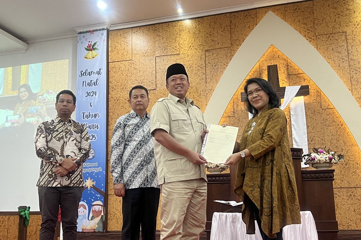 Menteri Agraria dan Tata Ruang/Kepala Badan Pertanahan Nasional (ATR/BPN) Nusron Wahid menyerahkan sertifikat hak milik (SHM) Gereja Kristen Pasundan (GKP) Jemaat Kampung Tengah, Kramat Jati, Jakarta