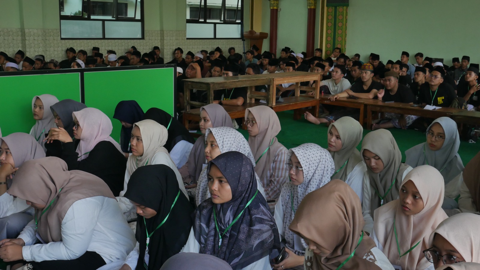 GUYUB: Para santri sedang menyimak uraian narasumber di halaqah MPJ 2024