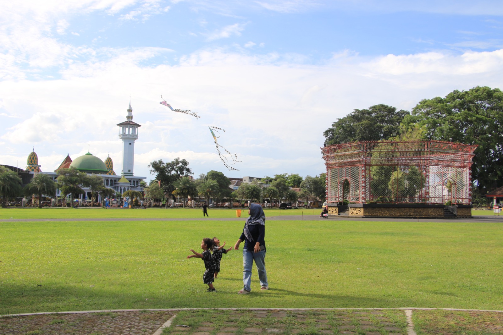 TAHUN BARU SEMARAK: Alun-alun Kota Blitar dijadikan pusat perayaan malam tahun baru dan pesta kembang api. Masyarakat dari luar kota diperkirakan ikut tahun baru