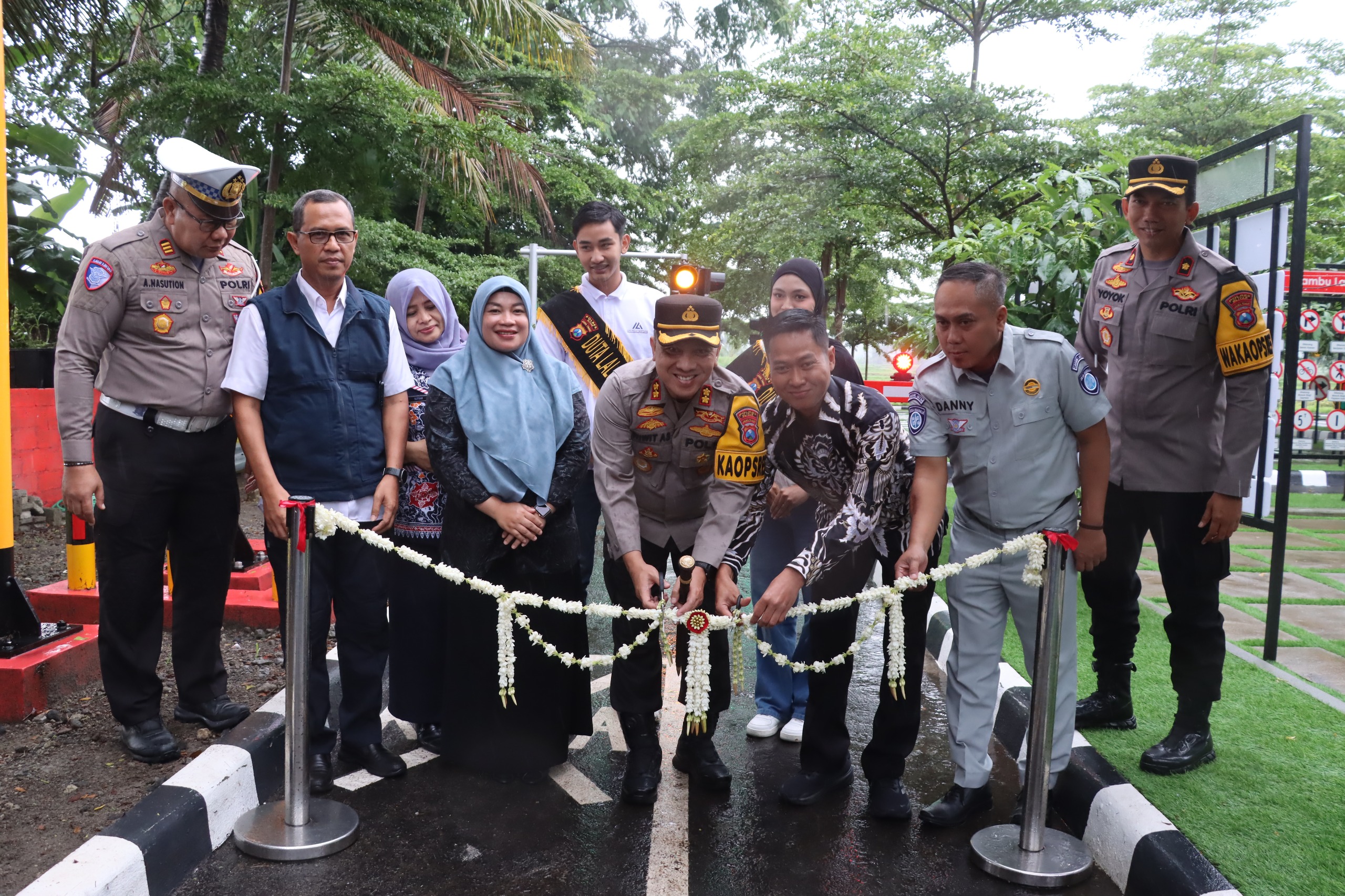 Kapolres Blitar AKBP Wiwit Adisatria meresmikan Taman Lalu Lintas di Warung Bambu Barokah Gandusari Blitar.