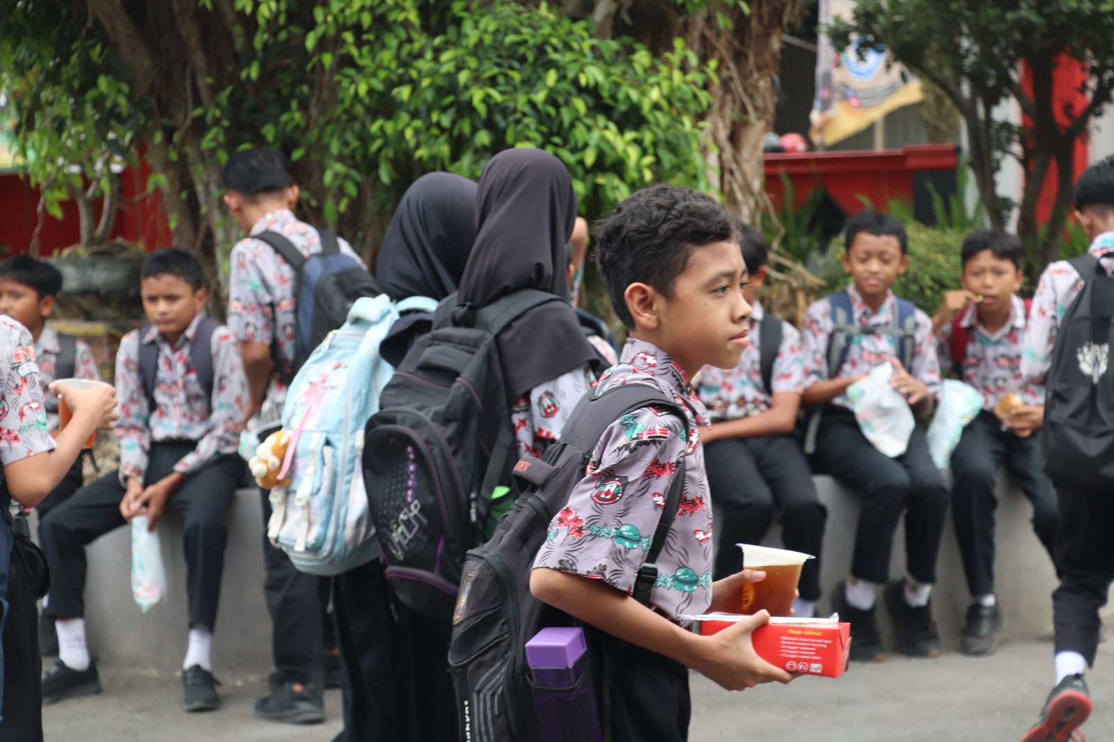 MENUNGGU: Beberapa siswa SMP Kota Blitar membawa bekal dari rumah untuk makan siang.