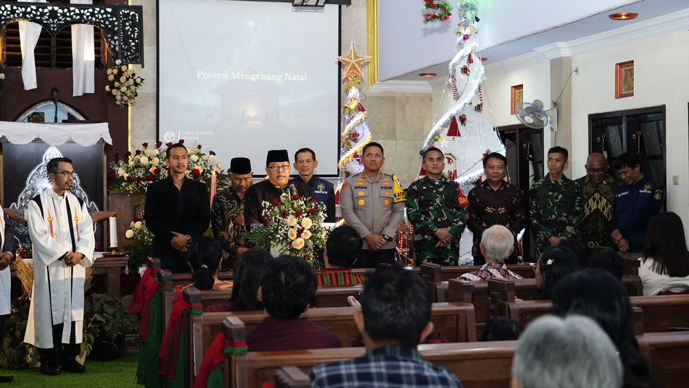 JAGA KERUKUNAN: Monitoring ke beberapa gereja untuk memastikan prosesi ibadah umat Kristiani dan Katolik berjalan aman dan lancar.