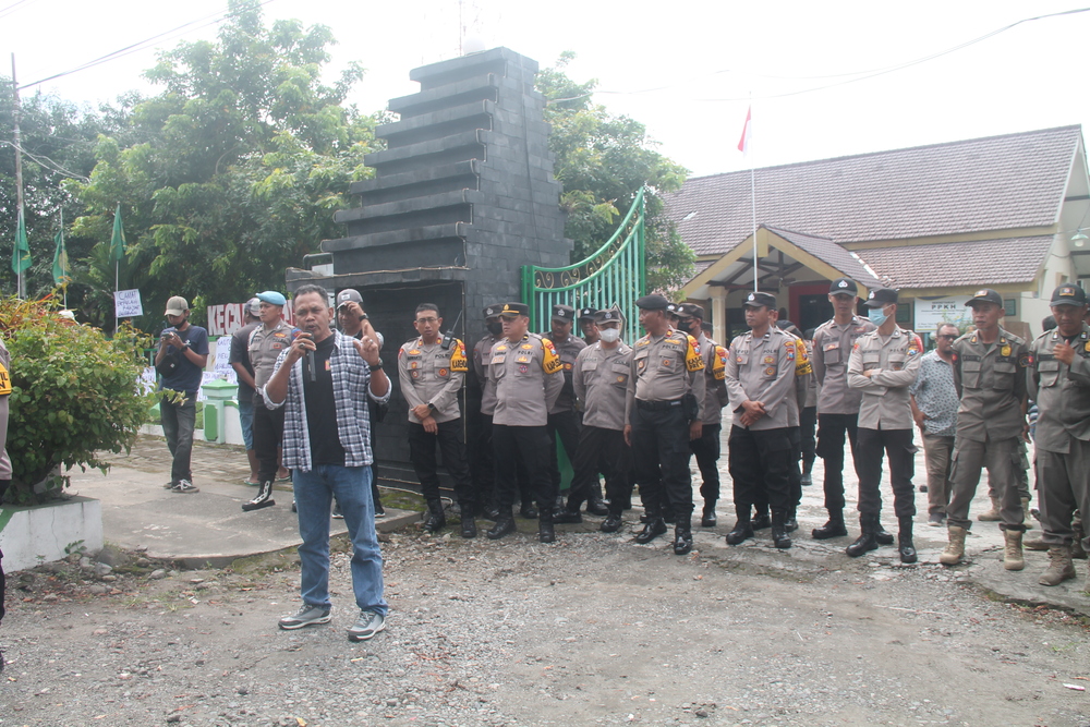 MENUNTUT: Warga Desa Bendosewu, Kecamatan Talun kembali menggelar aksi di depan kantor Camat Talun, Senin (30/12).