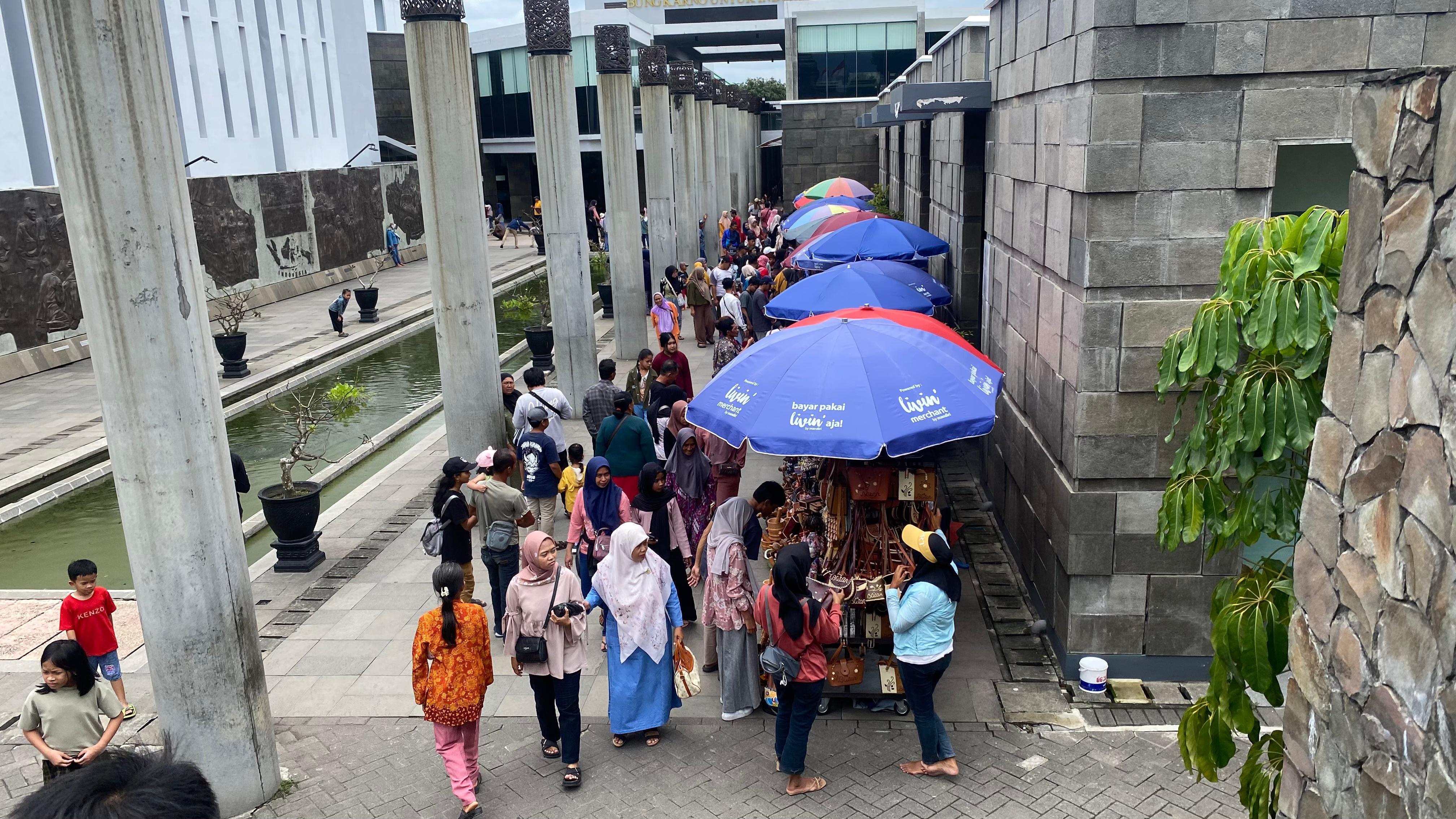 WISATA IKONIK: Libur tahun baru berdampak pada peningkatan jumlah kunjungan wisatawan di Makam Bung Karno. Kemarin (1/1) jumlah kunjungan mencapai 2.000 orang.