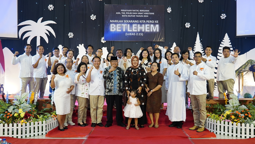 JAGA KEDAMAIAN: Wali Kota Blitar Santoso foto bersama Paguyuban Kristiani Kota Blitar usai perayaan Natal 2024 di Balai Koesoemo Wicitra pada 20 Desember 2024