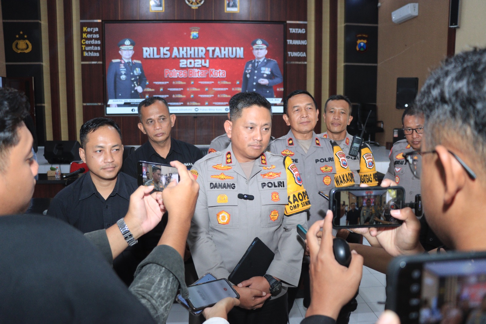 HATI-HATI DI JALAN: Kapolres Blitar Kota AKBP Danang Setiyo PS memberikan keterangan pers terkait jumlah kasus laka yang naik selama 2024.