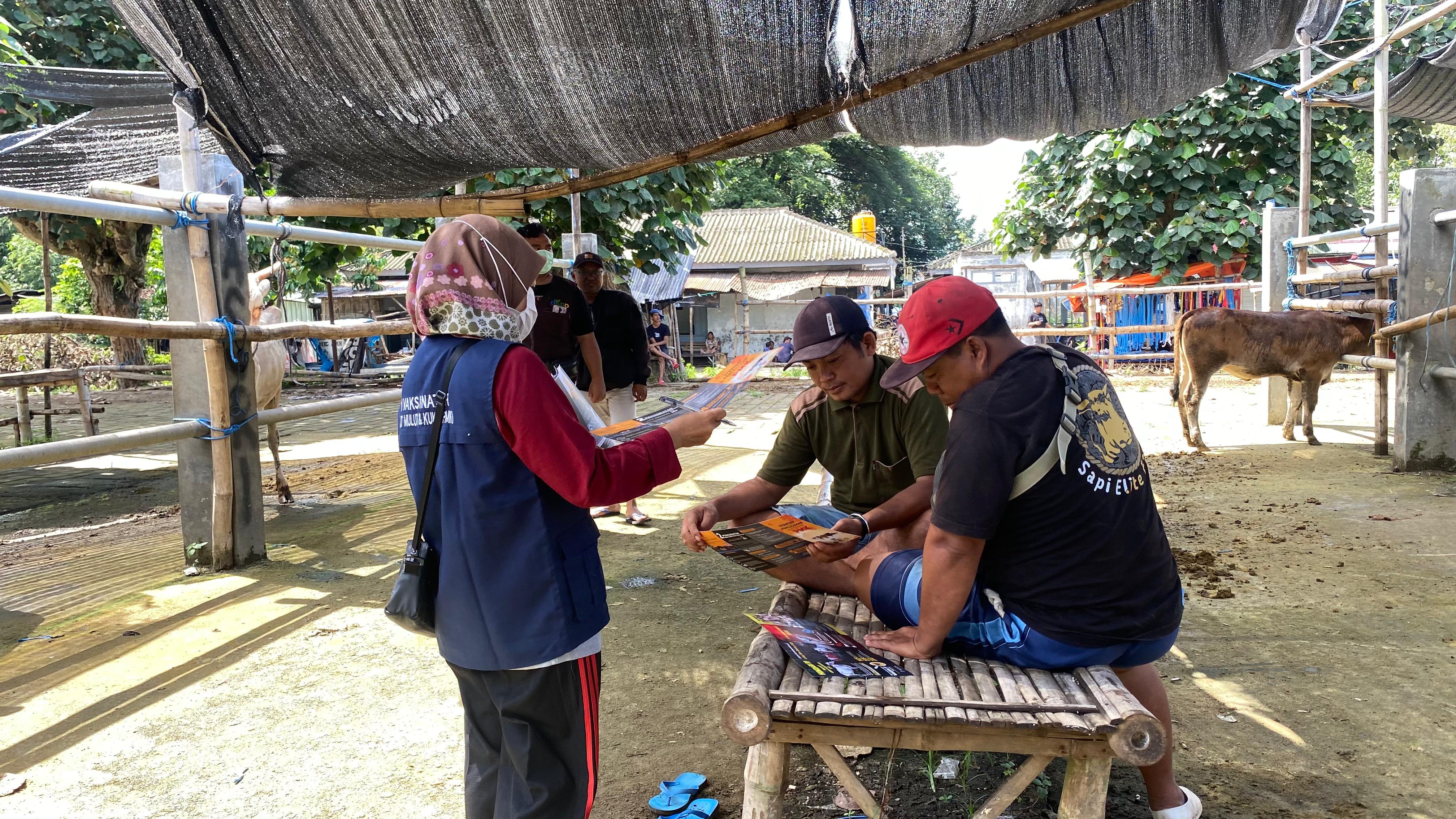 TEKAN PENYEBARAN: Petugas kesehatan hewan dari DKPP Kota Blitar makin gencar mendata pedagang dan memeriksa sapi yang dijual di Pasar Dimoro, Minggu (5/1/2025).